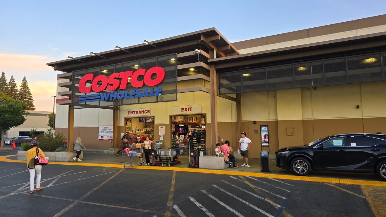 Featured image Gamer scoops 1140 PC at Costco while getting chicken