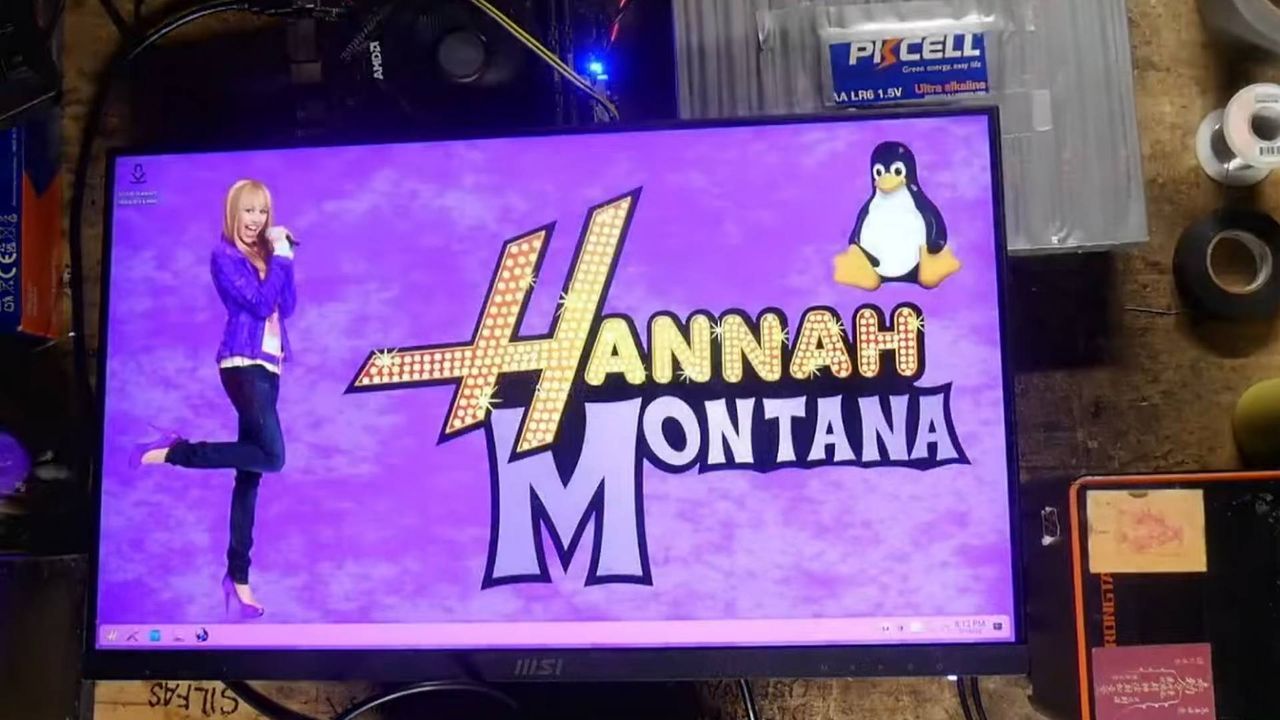 Featured image Streamer builds 100AA battery PC and benchmarks it on Hannah Montana Linux