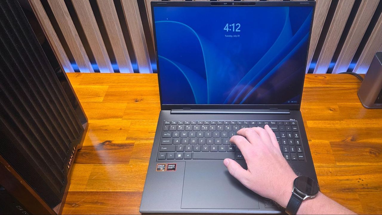 Featured image Watch band locks your laptop lid