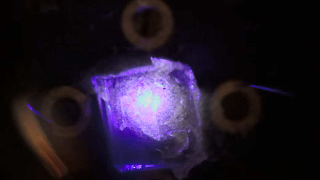 Featured image DIY LED maker uses bathroom laser for sapphire etching