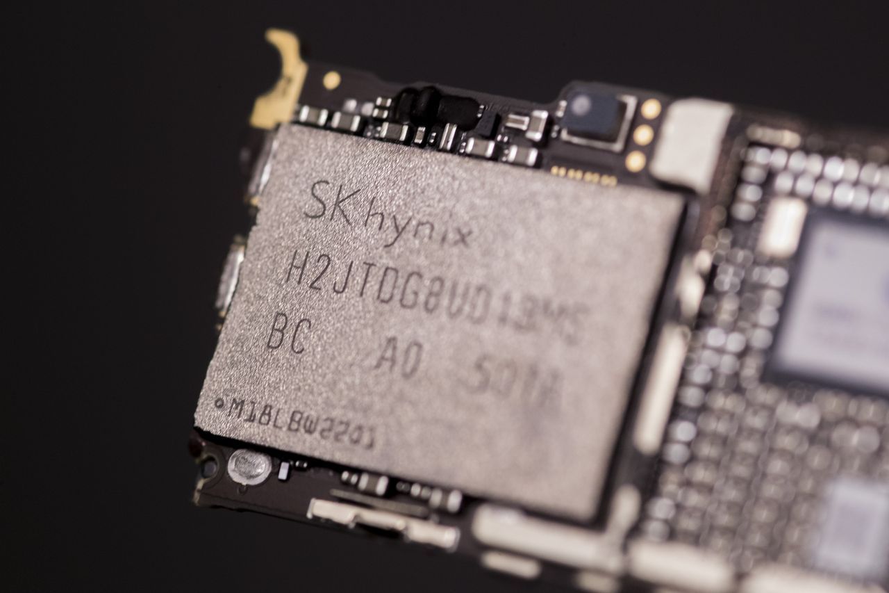 Featured image 1B iPhone chips stall awaiting memory delaying Apple launch