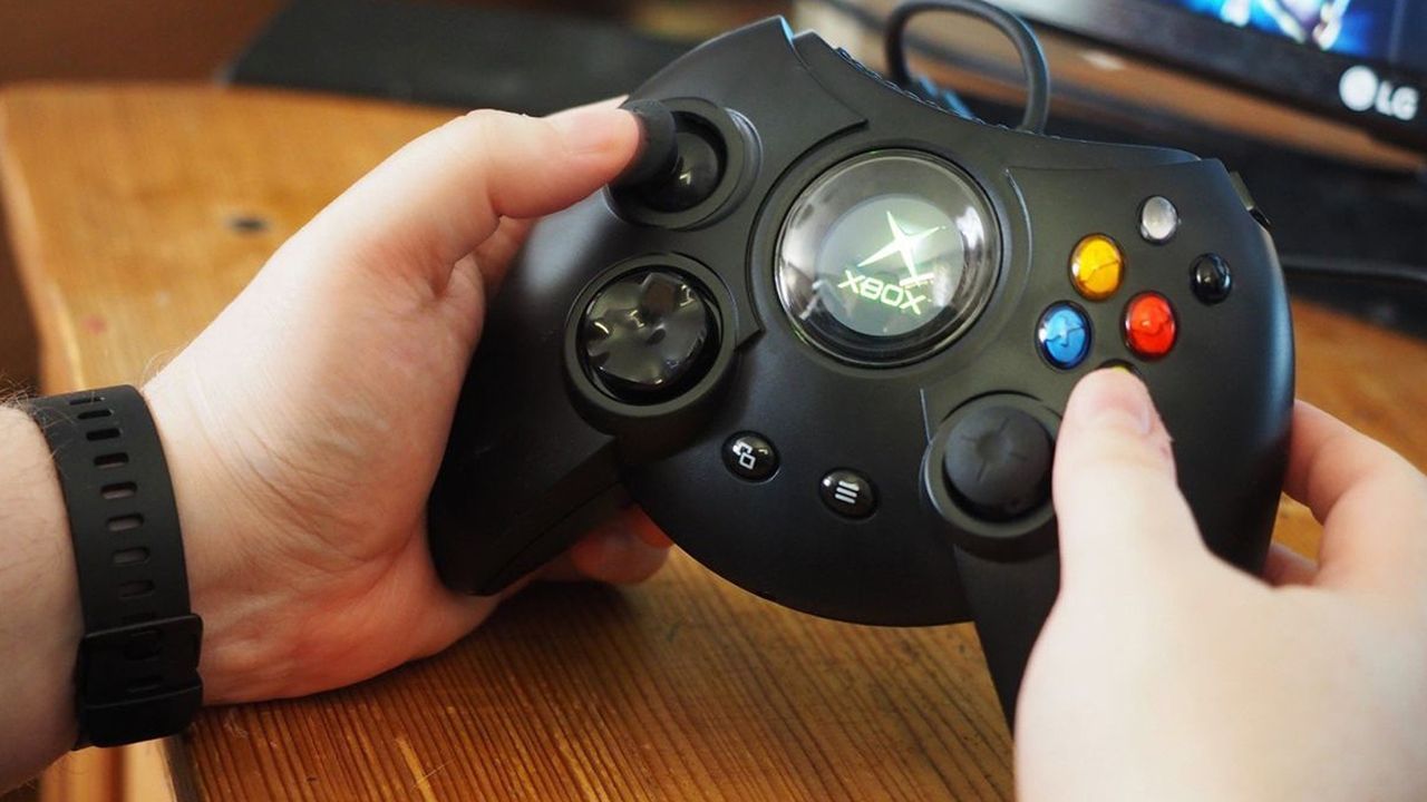 Featured image Halo Campaign Evolved played with the legendary Xbox controller