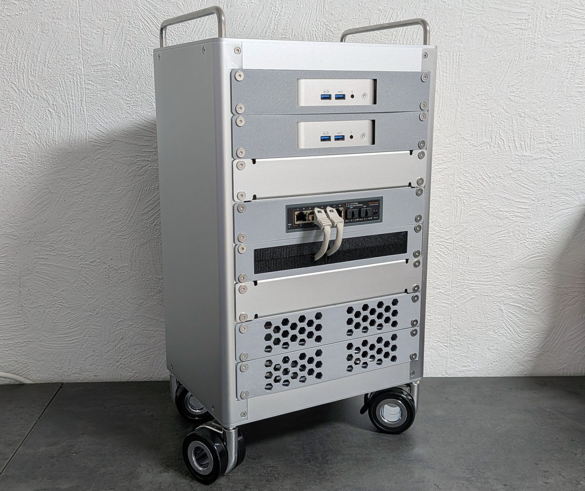 Featured image Waveshare HomeRack Review Your Elegant Homelab