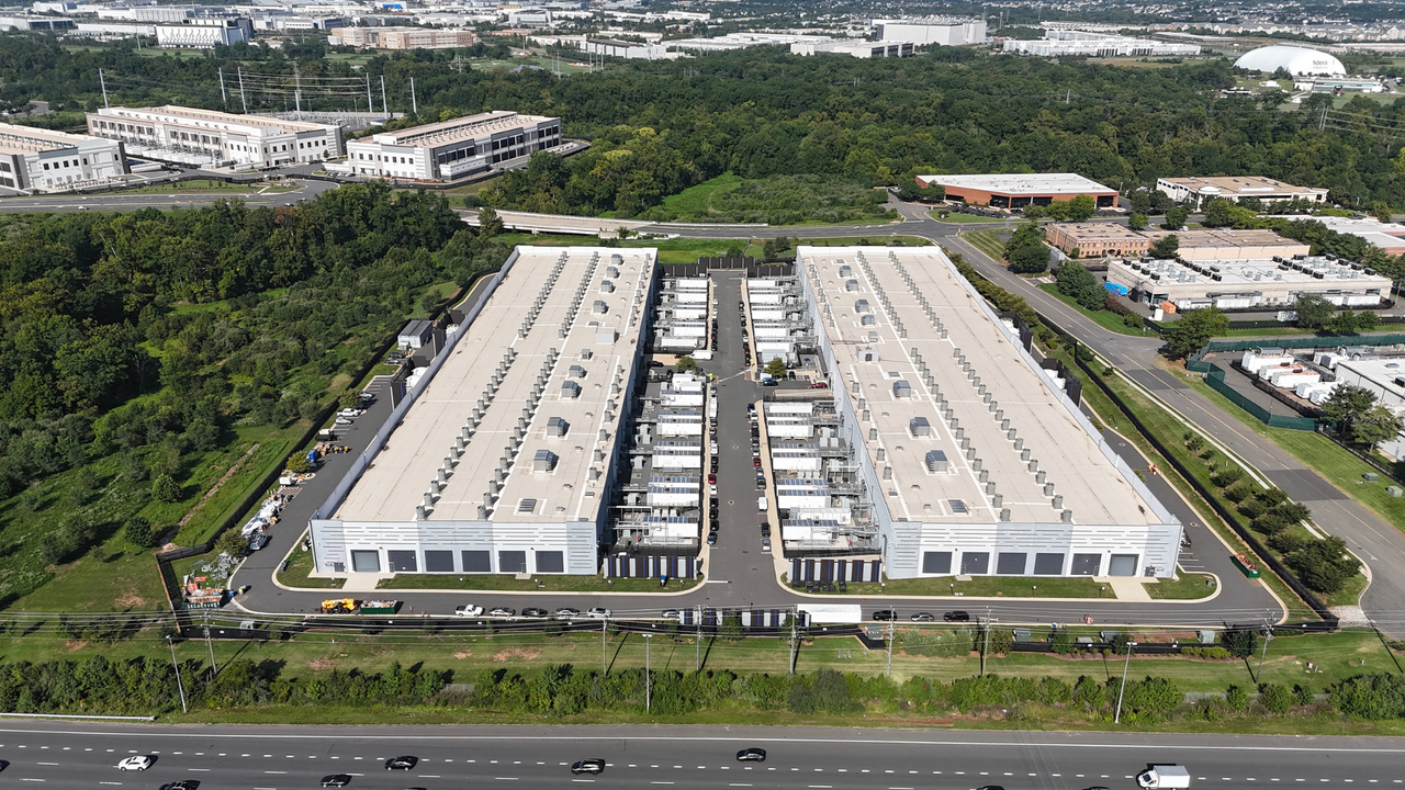 Featured image 32T AI data center boom demands infrastructure spending