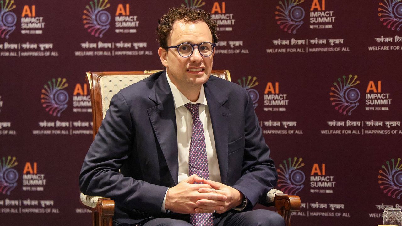 Featured image AI swarm threatens to seize the entire internet in months