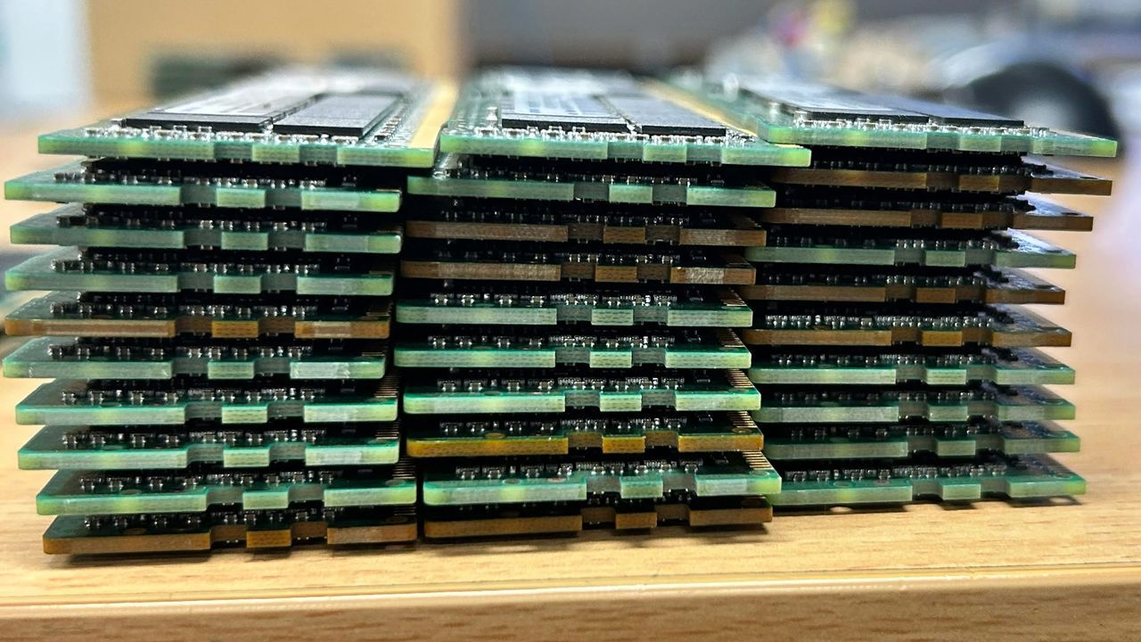 Featured image Techie finds 12k RAM stack in garage