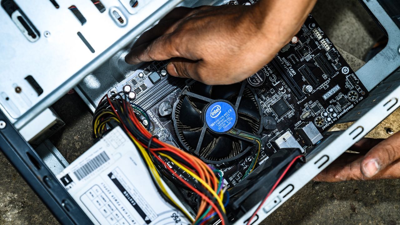 Featured image Customs supervisor steals 105K in CPUs swaps hardware and cashes out on Newegg